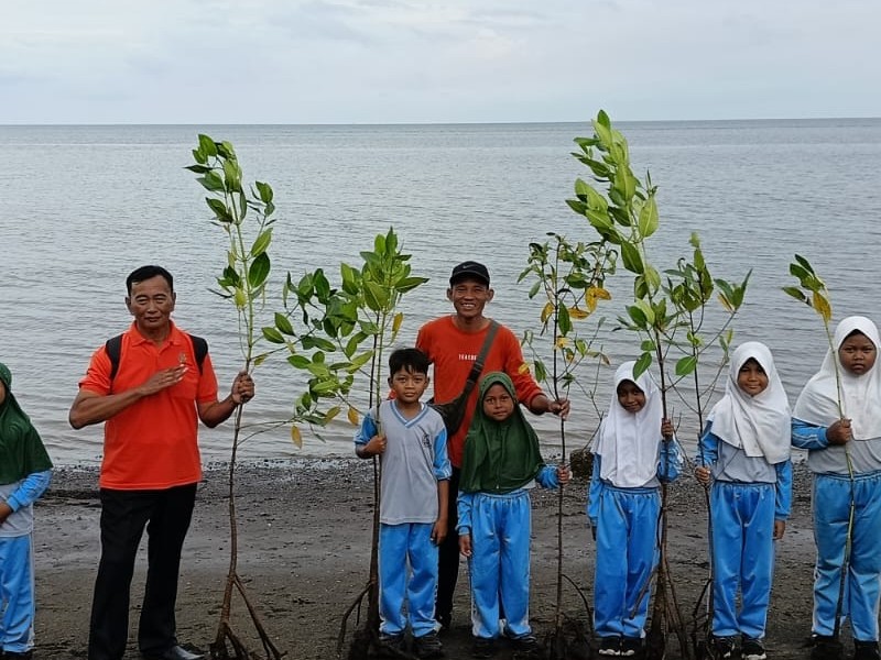 PENANAMAN MANGROVE DAN COASTAL CLEANUP