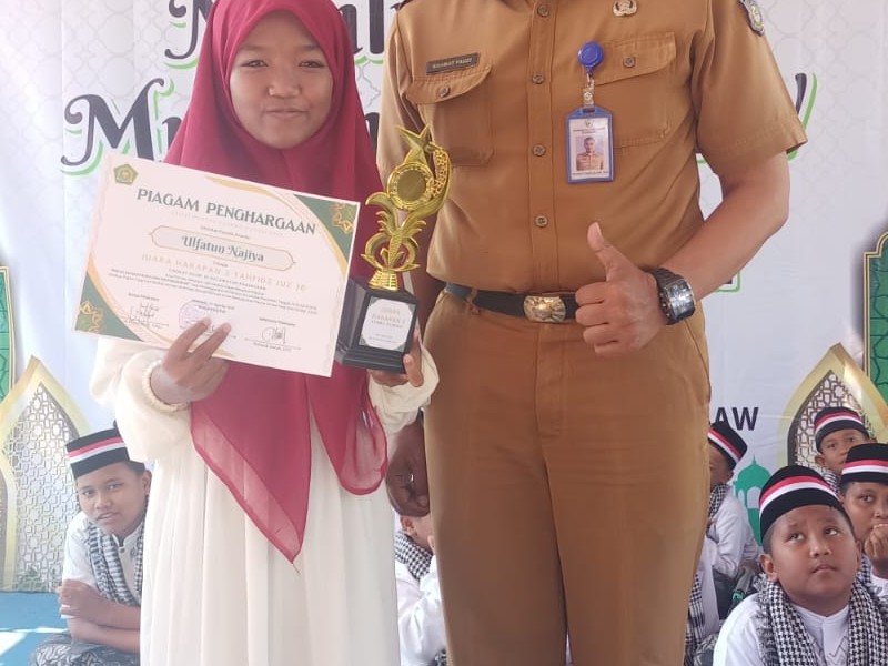 PENERIMAAN PIALA LOMBA TAHFIDZ